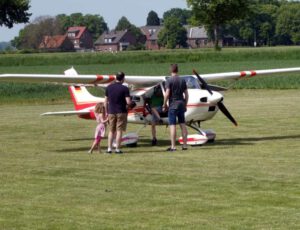 Ein Ultraleicht Flugzeug auf der Startbahn