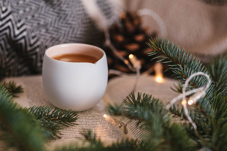 Foto einer Kaffeetasse mit weihnachtlicher Dekoration